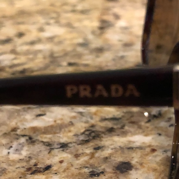 Prada sunglasses never worn ( with case ) - Picture 7 of 7